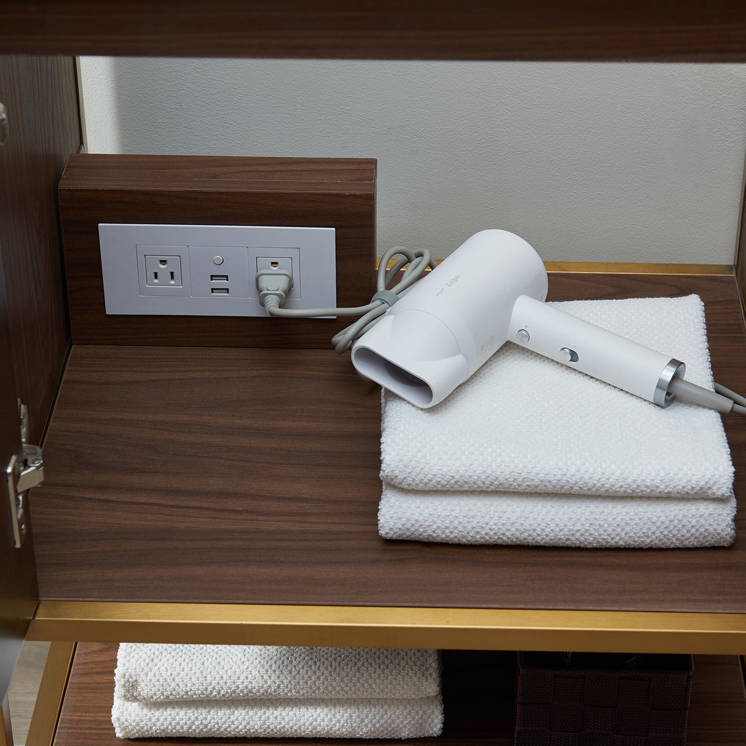 Vinnova Donostia 24" Bathroom Vanity Set in Walnut w/ Ceramic Under-mount Sink | 737024-NLW-WH